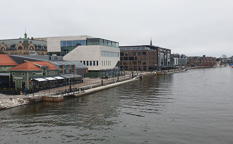 Deler av Fredrikstad sentrum sett fra gangbrua. Foto: EnergiAktuelt