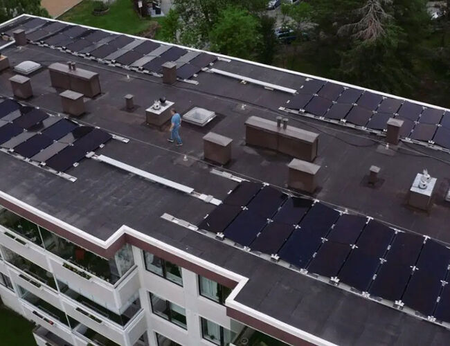 Oslo kommune skal øke energiproduksjonen på tilgjengelige flater i byen. Lohøgda Borettslag har investert i solceller på taket av boligblokken. Foto: KlimaOslo