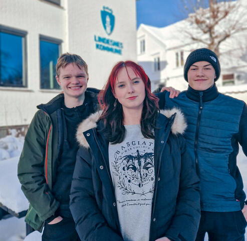 Tre ungdommer utenfor rådhuset. En jente og to gutter.