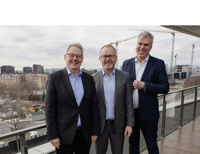 Caverion-sjef Knut Gaaserud flankert av Ola Lindh, prosjekteier i OUS (bak) og Steinar Holm, leder av eiendomsvirksomheten i OUS.  Foto: Caverion