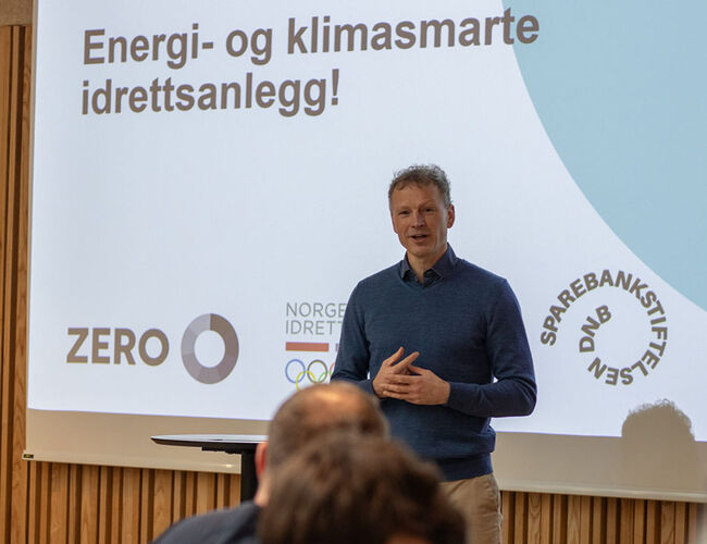 ZEROs fagsjef Stig Schjølset fortalte de fremmøtte om fordelene for kraftnett og klimakutt med energieffektivisering og lokal kraftproduksjon i idrettsanlegg. Foto: Jørn Rune Buljo/Miljøstiftelsen ZERO