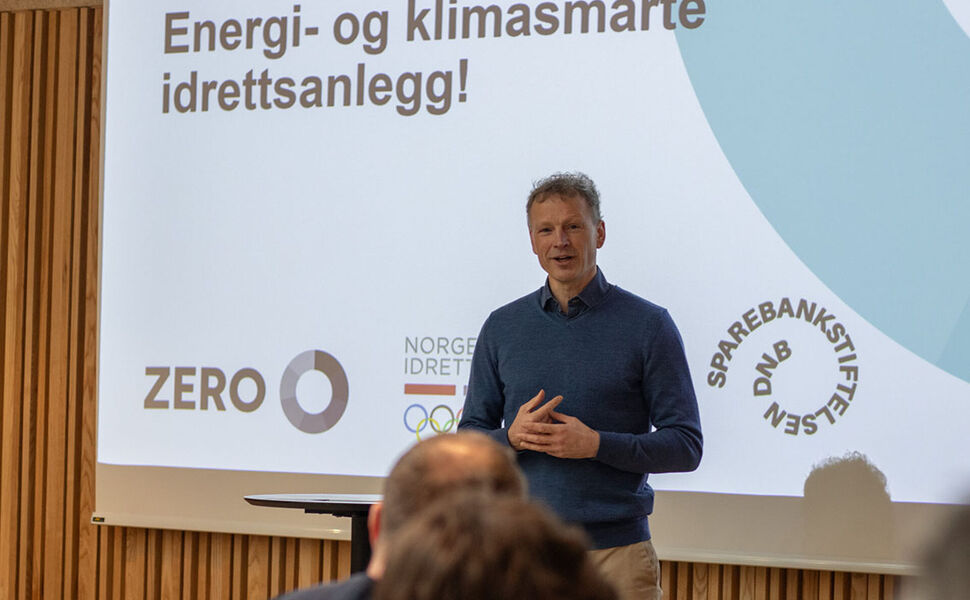 ZEROs fagsjef Stig Schjølset fortalte de fremmøtte om fordelene for kraftnett og klimakutt med energieffektivisering og lokal kraftproduksjon i idrettsanlegg. Foto: Jørn Rune Buljo/Miljøstiftelsen ZERO