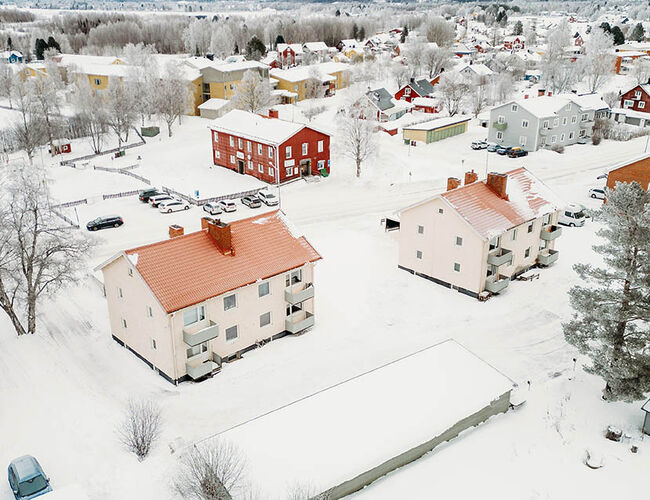 Ved å montere nye moderne termostater og ventiler på eksisterende radiatorer har energikostnadene i Magnus Nilssons eiendommer blitt betydelig redusert. Foto: Yurika Palmqvist