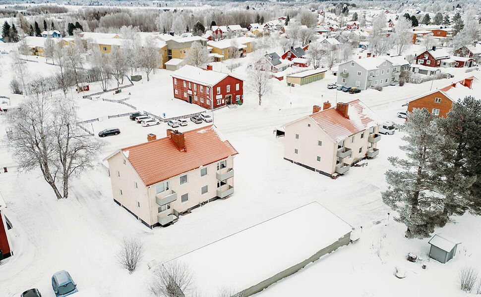 Ved å montere nye moderne termostater og ventiler på eksisterende radiatorer har energikostnadene i Magnus Nilssons eiendommer blitt betydelig redusert. Foto: Yurika Palmqvist