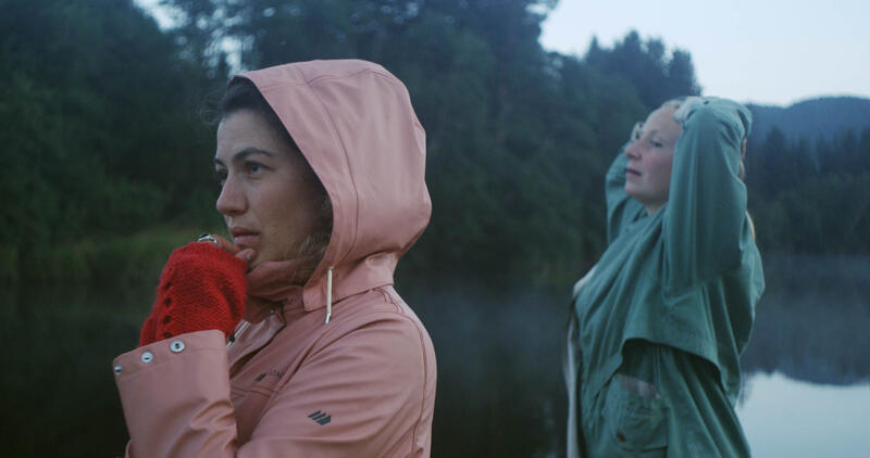 Marianna Sangita og Johanna Seim er ute og går i regnet på Evju Bygdetun i Midt-Telemark