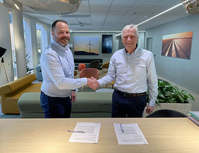 Administrerende direktør Knut Inderhaug i Hafslund Oslo Celsio og direktør Geir Teigstad i Oslo Sykehusservice OUS signerer den nye intensjonsavtalen. Foto: Hafslund Oslo Celsio