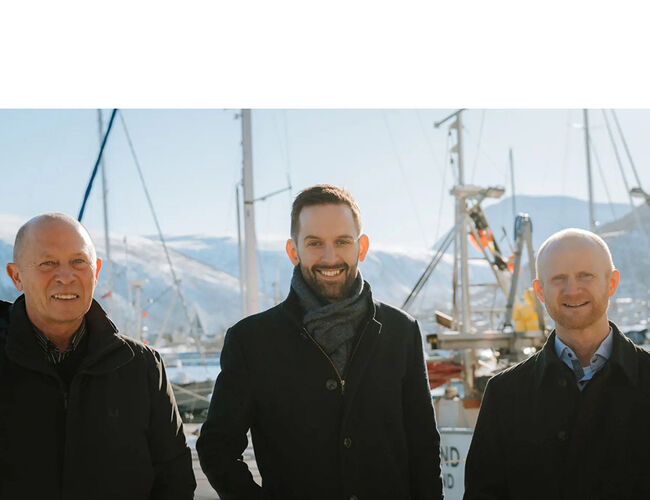 Fra venstre: Roy Nyheim, regiondirektør Nord i Norconsult; Sigve Daae Rasmussen, daglig leder Rå Biopark og Jørgen Blikra Lødemel, kontorleder Tromsø i Norconsult. Foto: Norconsult