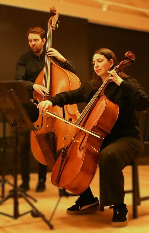 Jazzbassist Jo F. Skaansar frå Lillehammer og cellist Carmen Boveda frå Rioja i Spania står for kompet i ny folkemusikk for seks strykarar.