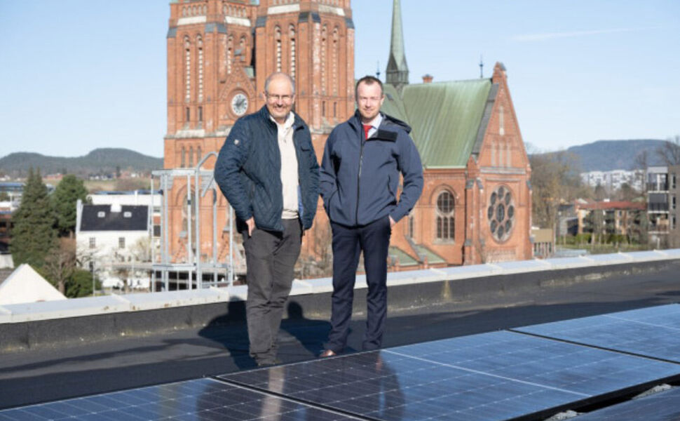 Fra høyre, fylkesordfører Sven Tore Løkslid og fylkesvaraordfører Terje Riis-Johansen inspiserer solcellene som har kommet på plass på taket av Telemarkshuset i Skien. Foto: Tom Holen