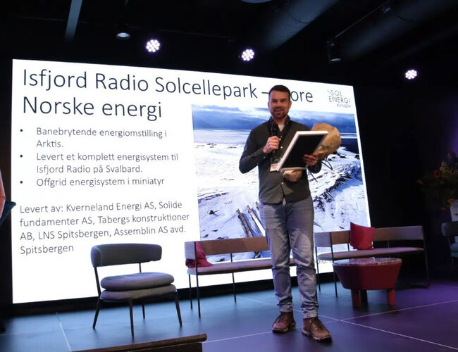 Mons Ole Sellevold, prosjektleder for fornybar energi i Store Norske mottok prisen på Solenergidagen den 16. april. Foto: Solenergiklyngen
