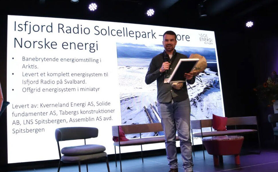 Mons Ole Sellevold, prosjektleder for fornybar energi i Store Norske mottok prisen på Solenergidagen den 16. april. Foto: Solenergiklyngen
