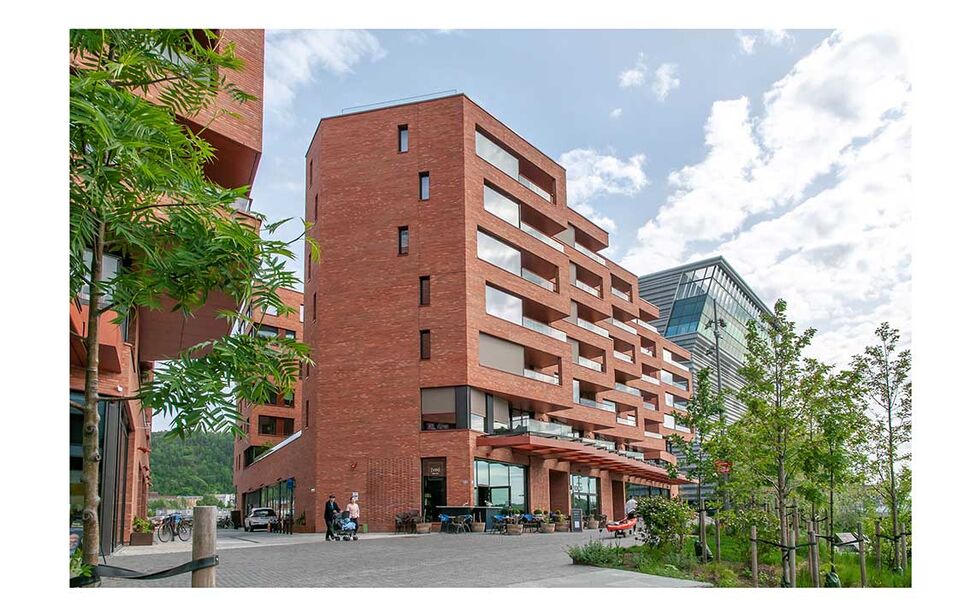 Munch Brygge har fått særdeles mange positive tilbakemeldinger, mye pga. at dette bygget representerer en annen tilnærming til farger og materialitet enn mye av det som ellers er realisert i Bjørvika. Foto: Lund+Slaatto Arkitekter