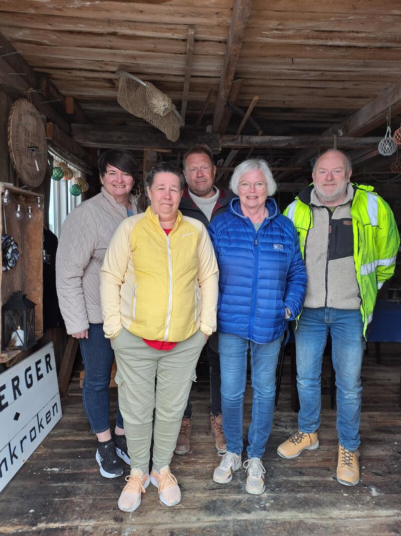 F.v. ordfører Mona Benjaminsen, Elin Lockertsen, Jo Martin Hansen, Inger Lise Helland og Øyvind Lockertsen