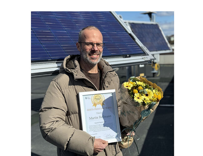 Prisvinner Martin Bellmann foran Alpha Centauri, et utendørs laboratorium for testing og karakterisering av PV-moduler i nordisk klima. Foto: SINTEF