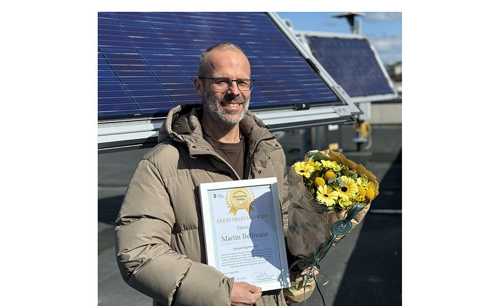 Prisvinner Martin Bellmann foran Alpha Centauri, et utendørs laboratorium for testing og karakterisering av PV-moduler i nordisk klima. Foto: SINTEF