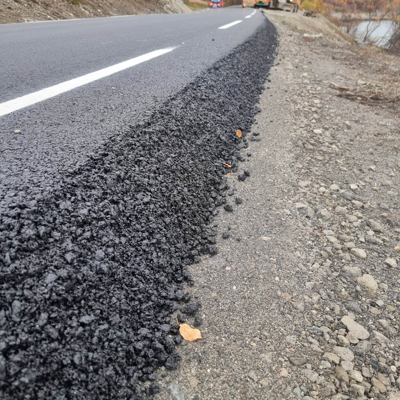 Det kommer til å lukte asfalt i kommunen i sommer. Foto: Troms fylkestrafikk