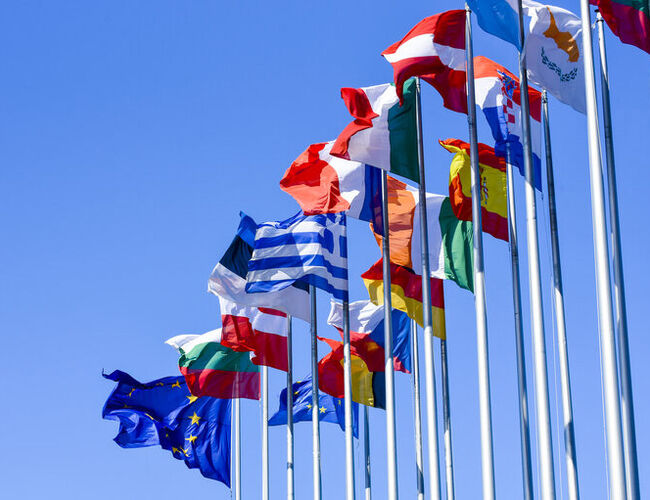 Veivende flagg foran EU-parlamentet i Strasbourg. Foto: Genevieve Engel. Rettigheter: European Union, EP.