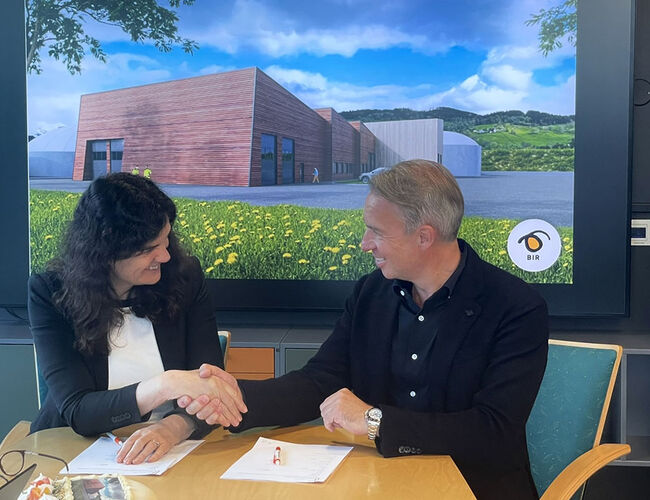 Borghild Lekve, konsernsjef i BIR og Gard Kvalheim, administrerende direktør i LAB Entreprenør har signert avtale for byggentreprisen til BIRs biogassanlegg på Voss. Det blir byggestart i juni 2024. Foto: BIR