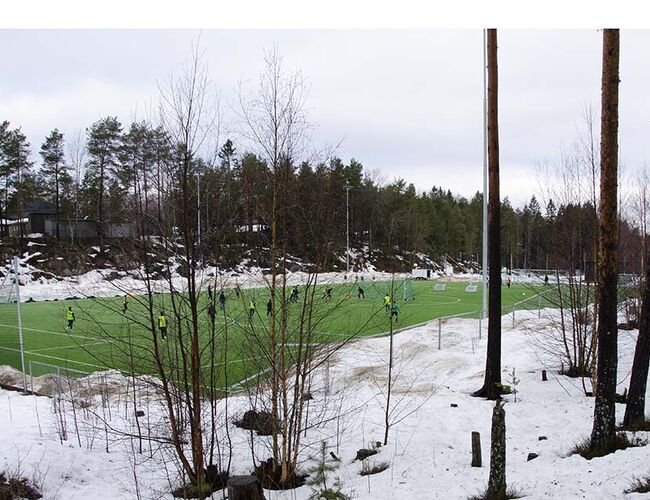 Denne kunstgressbanen i Sofiemyr Idrettspark har i vinter blitt varmet opp med lagret solvarme fra en GeoTermos. Bildet er fra en lørdag formiddag i februar 2024. Foto: EnergiAktuelt