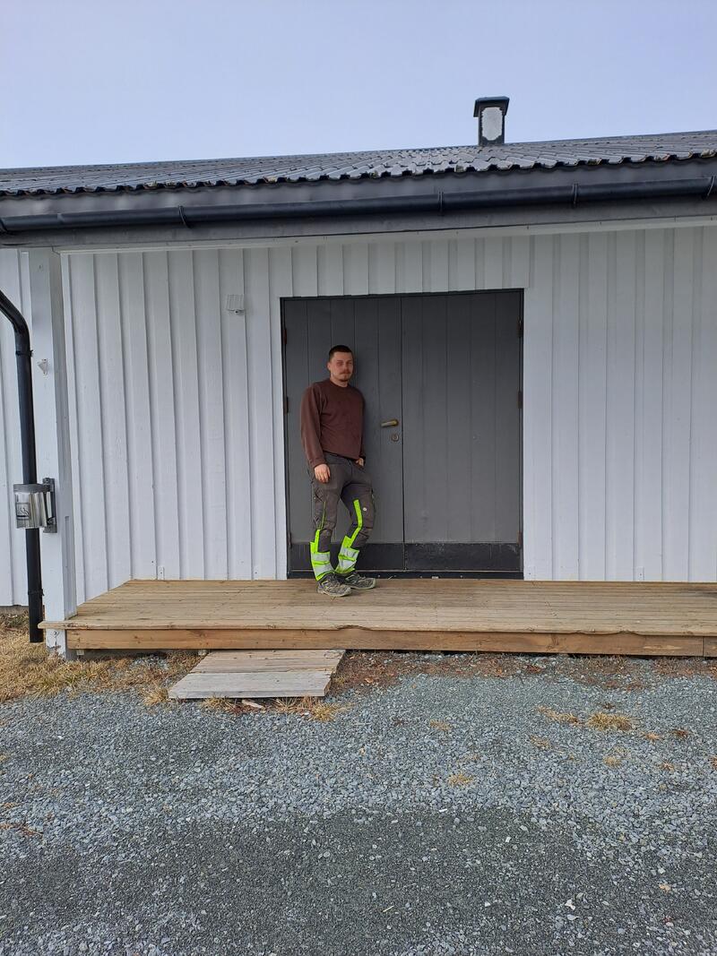 Stein-Ottar Ditlefsen foran inngangsdøra på klubbhuset i Stakkvik på Reinøya. Foto: Stine Rakkenes