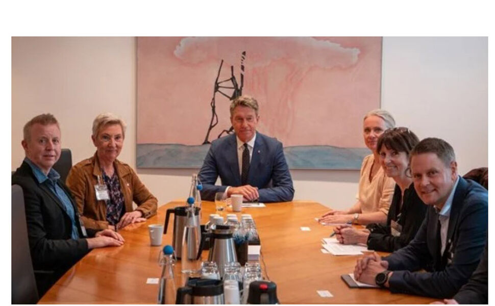 Fra venstre: Frode Alfheim (IE&FLT), Peggy Hessen Følsvik (LO), Terje Aasland, Anniken Hauglie (NHO), Hildegunn T. Blindheim (Offshore Norge) og Harald Solberg (Norsk Industri). Foto: Energidepartementet