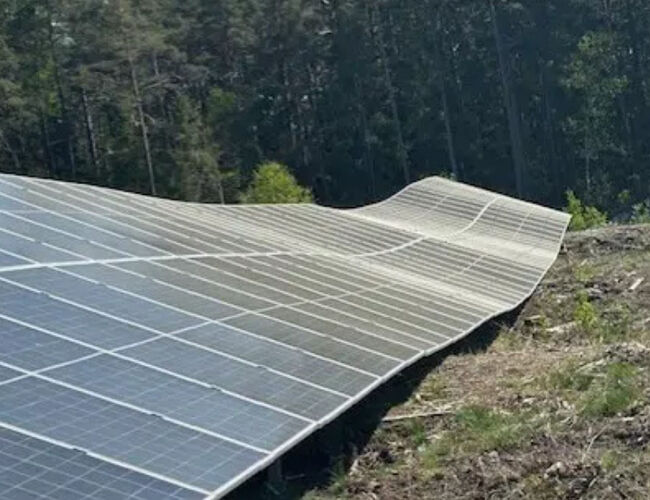 Buer solkraftverk består av 1728 bifical paneler som følger terrenget. Foto: Solenergiklyngen