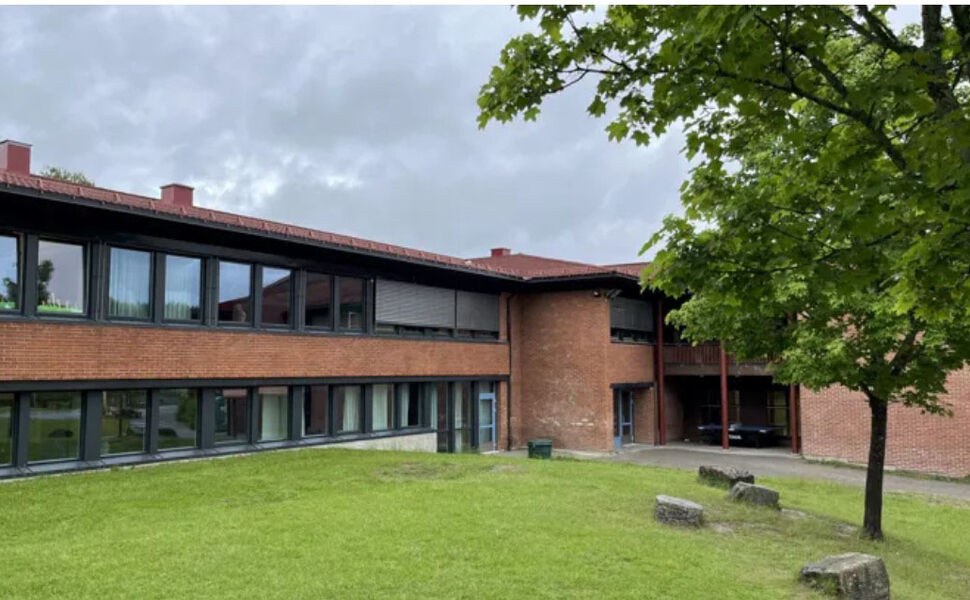Åfoss skole har fått 80 nye vinduer og 8 nye ytterdører. Foto: Skien kommune