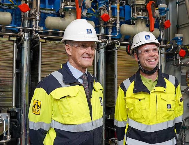 Statsminister Jonas Gahr Støre og konsernsjef i Yara, Svein Tore Holsether under åpningen av Yaras nye fornybare hydrogenanlegg . Foto: Yara International ASA