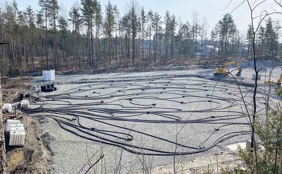 Fra arbeidet med å etablere GeoTermosen i Sofiemyr idrettspark. Her ligger solfangere og varmerør i slynger under den kommende kunstgressbanen. Foto: Båsum Boring