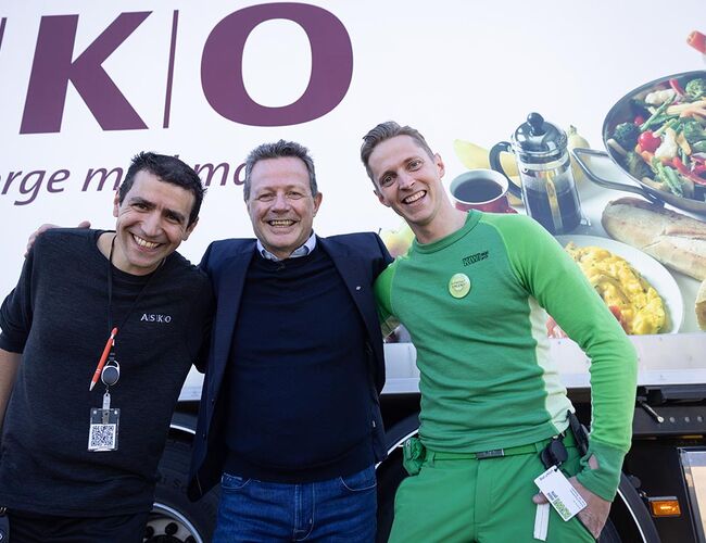 Fra venstre: ASKO-sjåfør Samir Lachheb, Runar Hollevik konsernsjef i NorgesGruppen og Erlend Danielsen butikksjef på KIWI Bogstad. Foto: Norgesgruppen