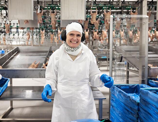 Administrerende direktør Hilde Talseth er stolt over at selskapet produserer mer kylling og slipper ut mindre CO2. Siden 2020 har Norsk Kylling redusert utslippene med 14 prosent, samtidig har selskapet produsert 11 prosent mer kylling. Foto: Elin Iversen