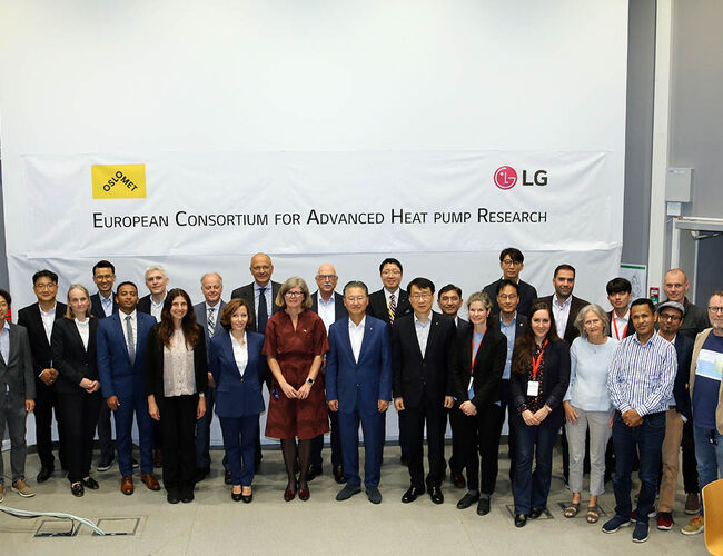 Etter signeringen av avtalen, med framstående representanter fra LG og OsloMet til stede. Foto: OsloMet