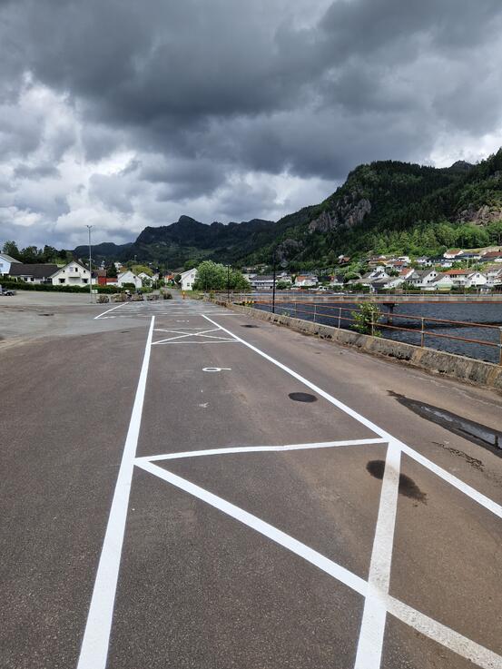 Oppmerkede bobilparkering langs vannet ved Ungdomskolen