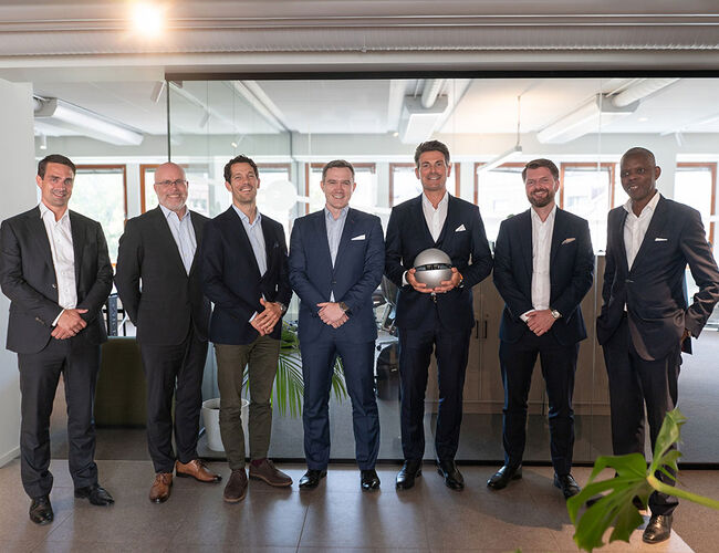 Nye og eksisterende eiere samlet på Heimdall Powers hovedkontor i Oslo. F.v. Mathias Steinsvik Hadley (Steinsvik Family Office), Jon Trygve Berg (Sarsia), Kim Solesvik (Hafslund), Marek Garniewski, (Orlen VC), Jørgen Festervoll (CEO i Heimdall Power), Andreas Marø (NRP Zero), Patrick Sandahl (Investinor) Foto: Jola McDonald