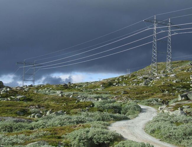Mørke skyer over det norske distribusjonsnettet, her ved ikoniske Rallarvegen.  Foto: Shutterstock