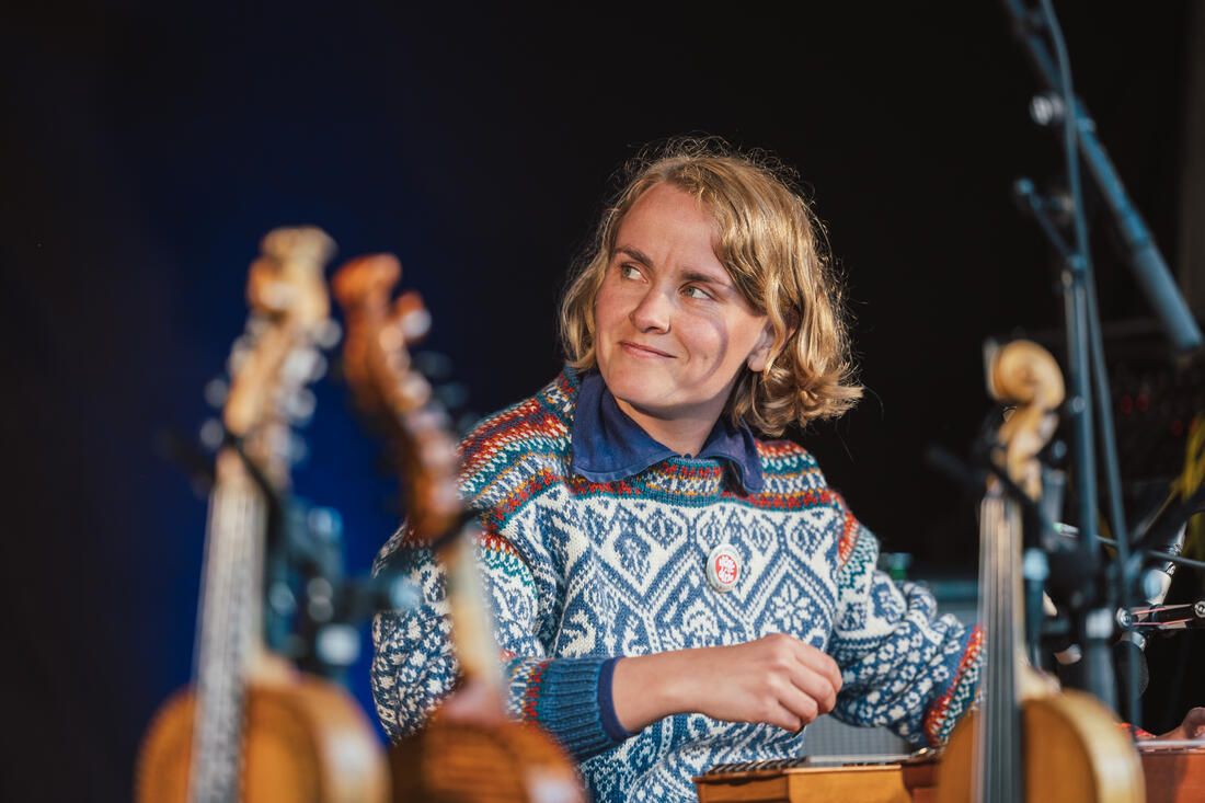 Langeleiken feirar 500 år i år, og Ingrid Lingaas Fossum er ivrig ambassadør for instrumentet. Foto: Anders Lillebo