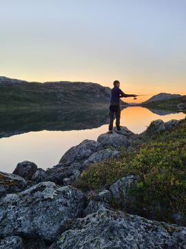 Fisking i Midterelvdalen. Foto: Synnøve Bække