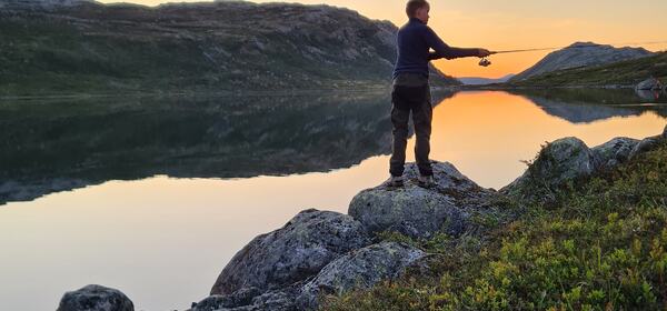 Fisking i Midterelvdalen. Foto: Synnøve Bække