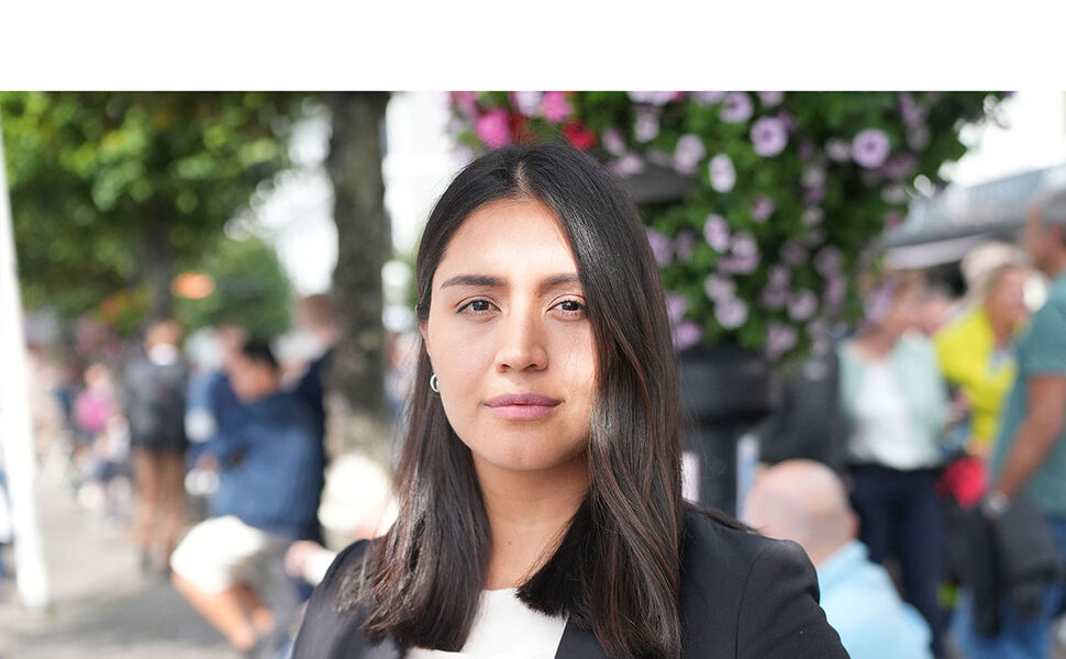 Camila Medina, nordisk strategileder i Schneider Electric. Her avbildet  utenfor ComputerWorlds arrangementssted ved Pollen på Arendalsuka. Foto: Schneider Electric.