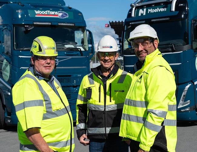 F.v.: Leif Glorud, Elling Sveen og Vegard Lundsrud er fornøyde med de nye lastebilene. Foto: Moelven