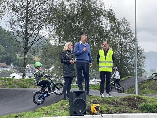 Under åpningen. Ordfører Gro Helleland, en av pådriverne Helge Hamre og Gunn-Rita Dahle Flesjå