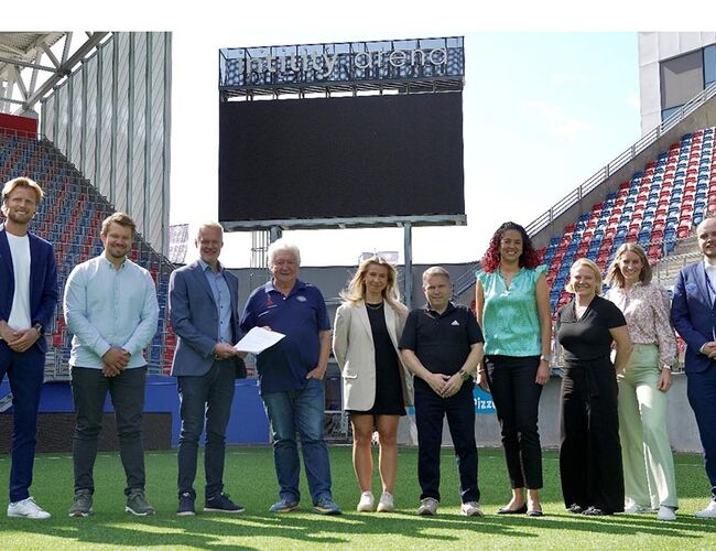 Vålerenga og Eidsiva samlet på Initily Arena for å signere leieavtale for Peak Shaper. Foto: Vålerenga