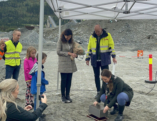 Ordfører i Voss, Tonje Såkvitne, la ned grunnsteinen til biogassanlegget og er veldig fornøyd med nyetableringen i Vossabygden. Foto: BIR