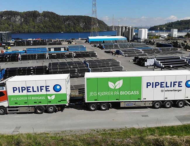 Dette 25 meters modulvogntoget på biogass, vil frakte rør i fast rute fra Pipelife sin fabrikk på Stathelle til landets rørgrossister. Trykket på vogntoget er fotomanipulert. Foto: Arne Thorsen Spedisjon AS