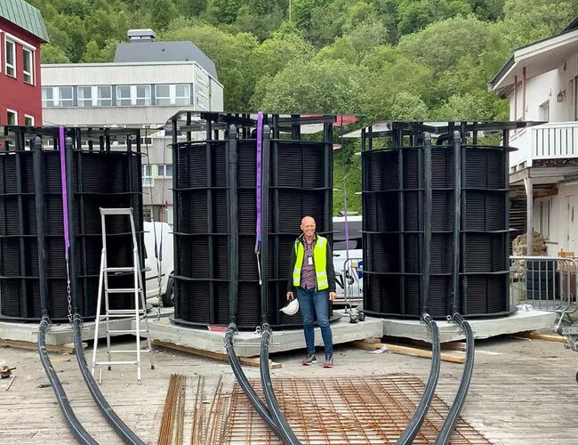 Prosjektleder Frank Olsen i Nordisk Energikontroll med sjøkollektorene. Foto: Nordisk Energikontroll