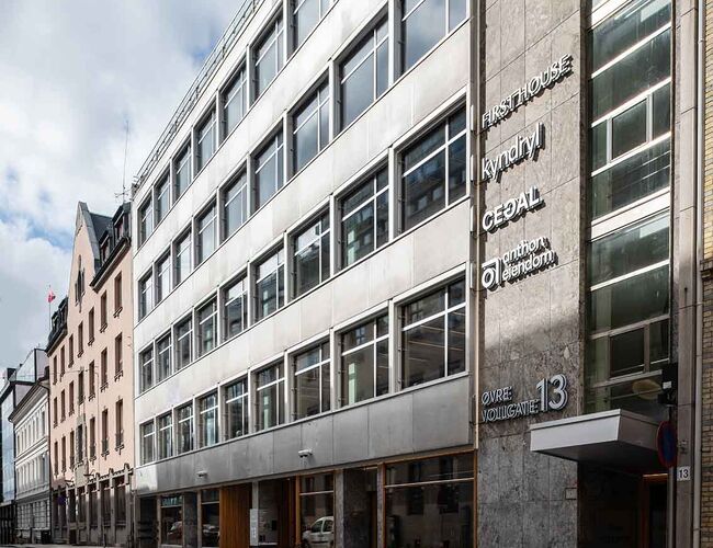 Høy energiytelse med bevaring av fasade: Opprinnelig fasadekledning i naturelokserte aluminiumsplater, er rehabilitert og remontert, med detaljering tilpasset nye vinduer, dører og solskjerming. Samtidig er energiytelsen vesentlig forbedret til energiklasse lysegrønn A. Energibruken siste tolv måneder er ned mot passivhusnivå. Foto: Niklas Hart.