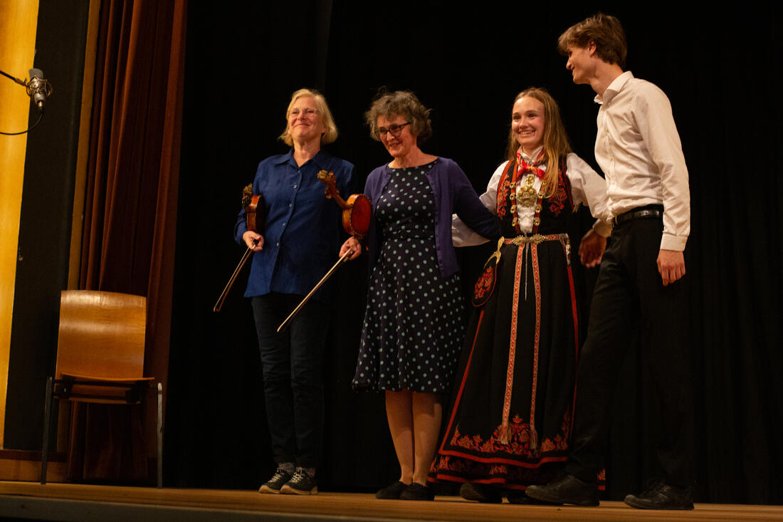 Ragnhild Knudsen og Torunn Raftevold Rue frå Landskappleiken på Rjukan i 2022 med dansaranbe Sondre Haugen og Gjertrud Raftevold Rue. Foto Runhild Heggem