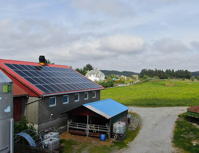 Gård med solceller fra Solcellespesialisten i Åkrehamn Foto: Solcellespesialisten