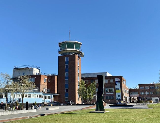 Flytårnområdet på Fornebu er i ferd med å utvikles til et sentrumsområde rundt det gamle flytårnet. Det skal bli et levende, variert, grønt og klimasmart område med liv mellom husene. Foto: Judith Thomsen/SINTEF