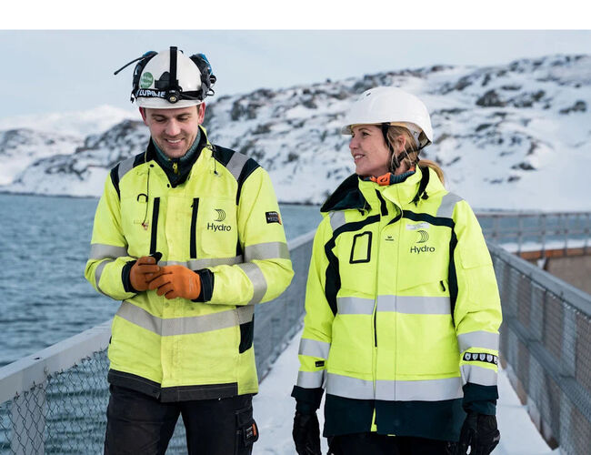 Illvatn er del av en større vannkraftsatsing i Hydro Energi. Kristen Johannes Rockland Aarethun (t.v), Head of Technical Support & Projects, Operation & Maintenance Support i Sogn, og Eve Cathrin Walseth, Project Manager, representerer prosjektgruppen som jobber med Illvatn. Foto: Narrativ/Hydro